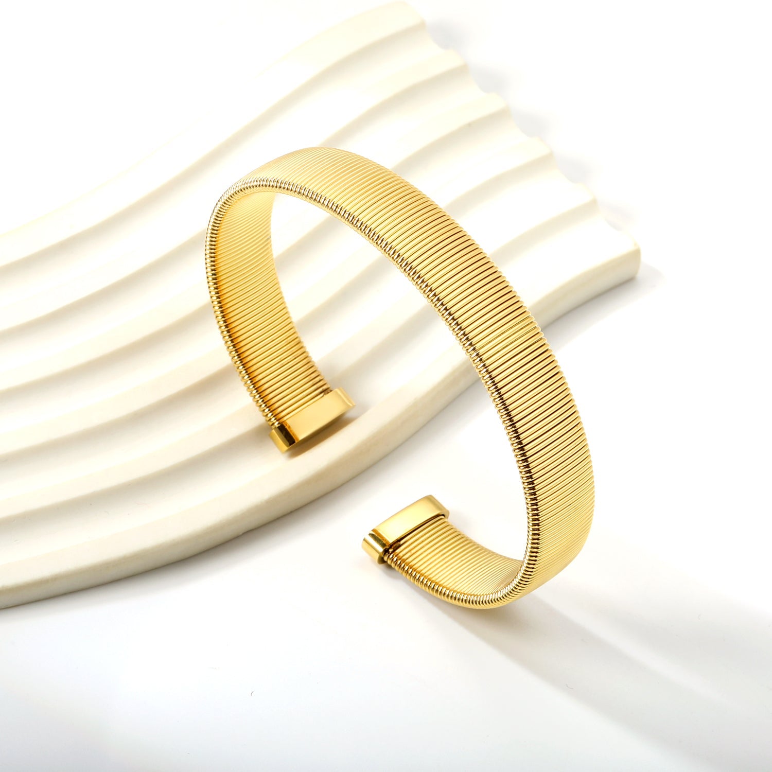 Bracelet rigide et élégant doré