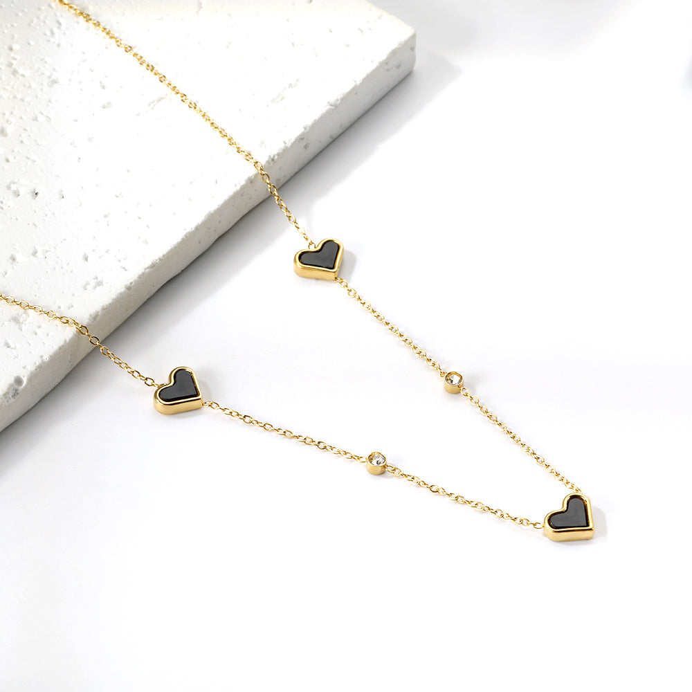 Collier avec pendentif triple cœur coquillage et diamant