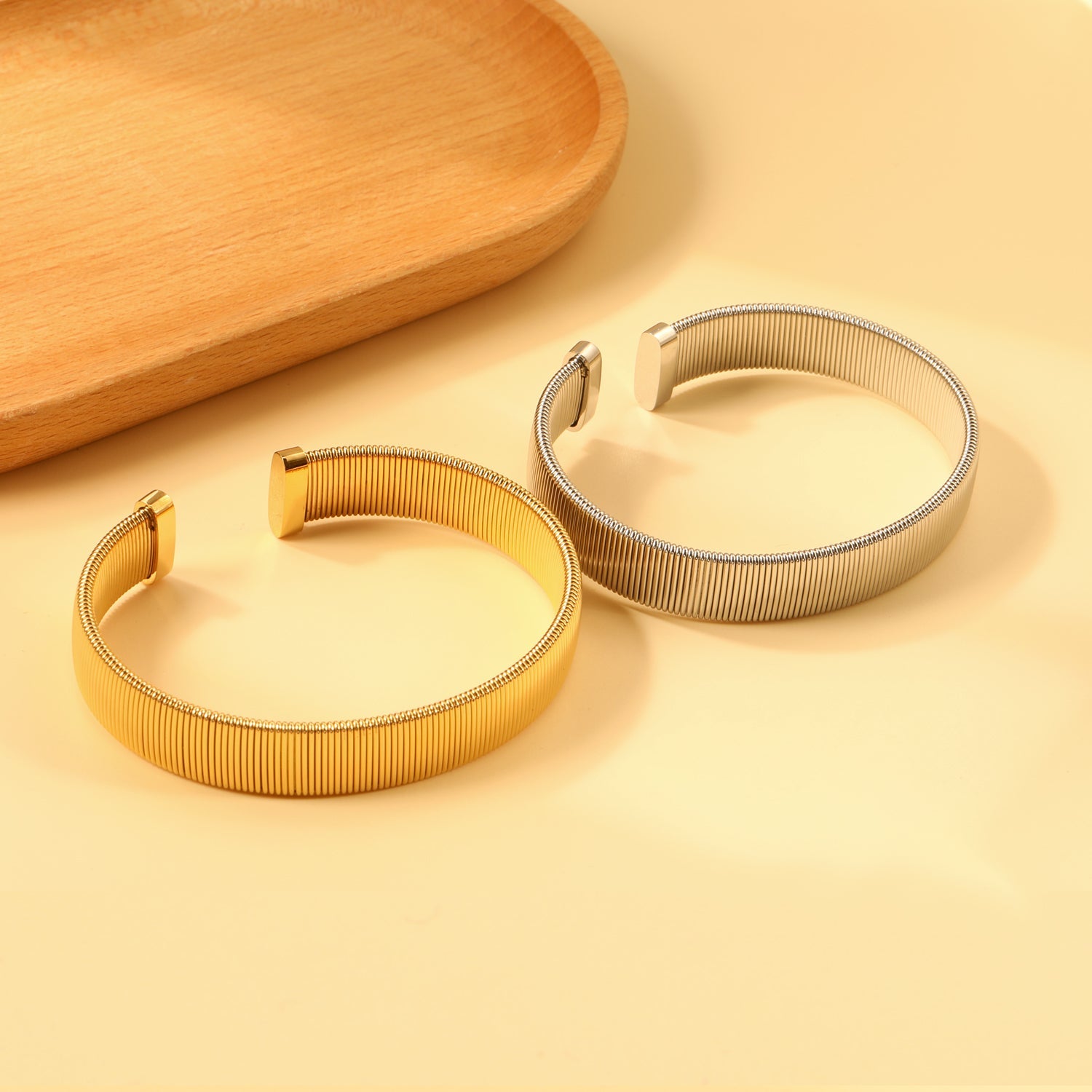 Bracelet rigide et élégant doré