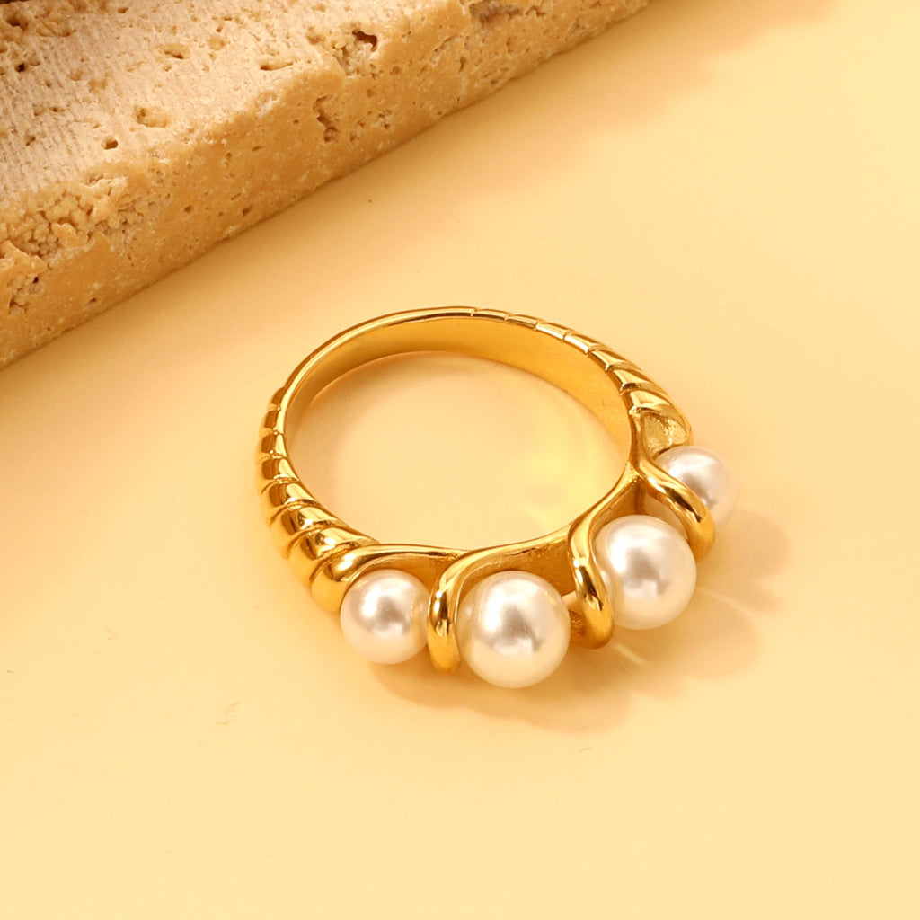 Bague filetée avec perles blanches