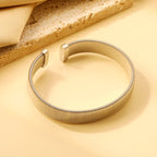 Bracelet rigide et élégant doré