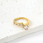 Mini-ring met klauwgesp en zirkonia