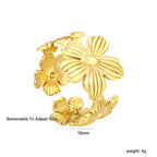 Gouden ring met bloemenreliëf