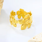 Gouden ring met bloemenreliëf