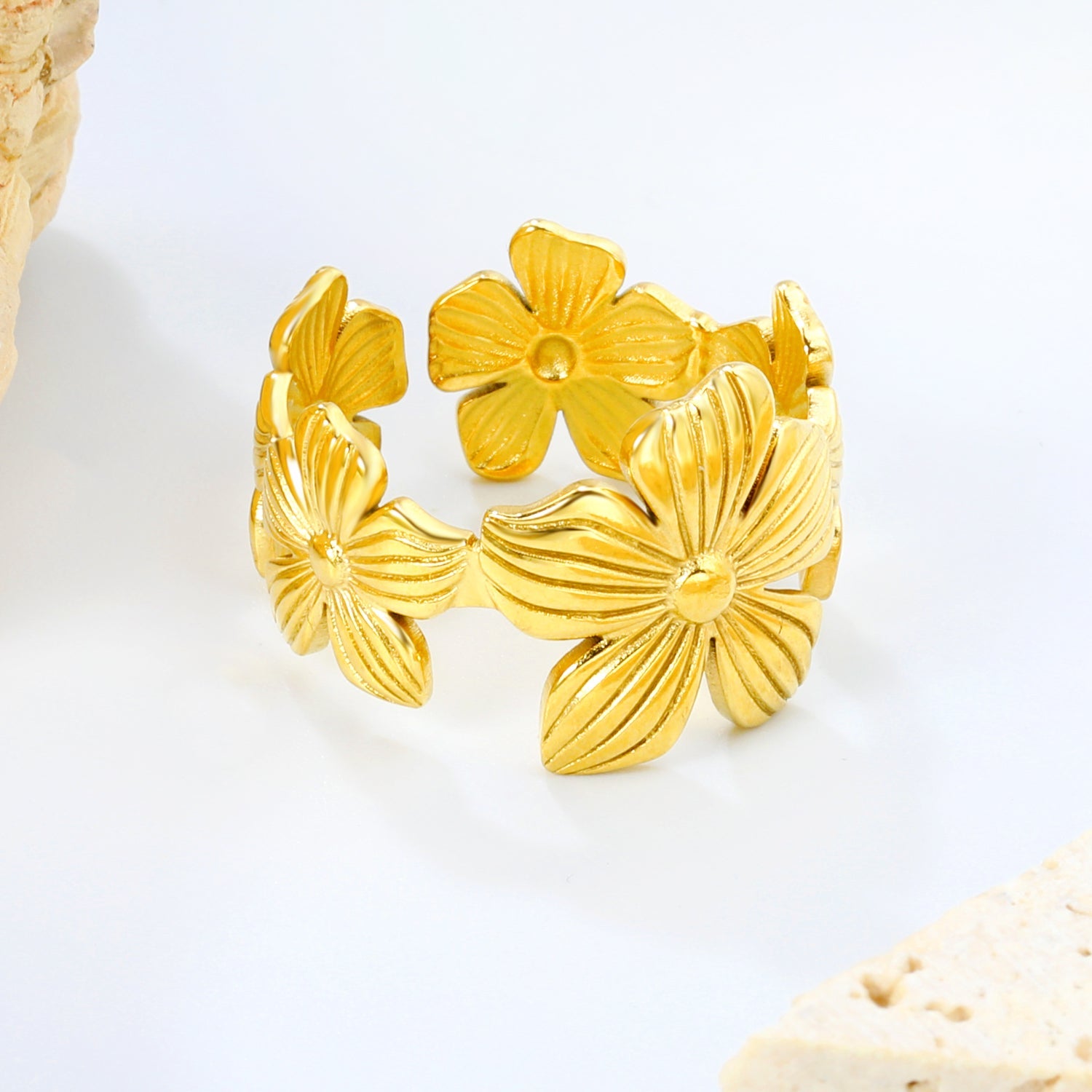 Gouden ring met bloemenreliëf