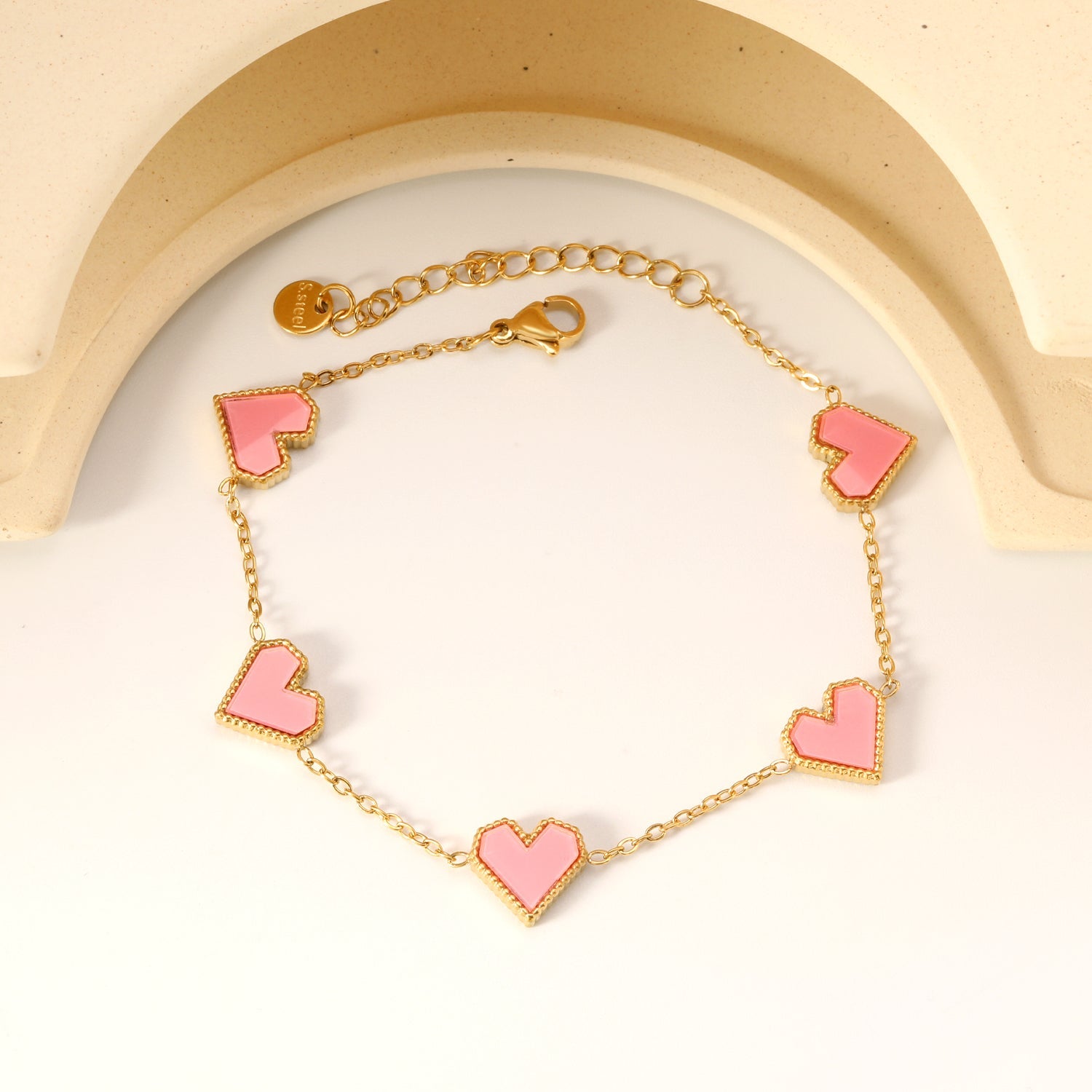 Hartvormige armband van acryl en schelp