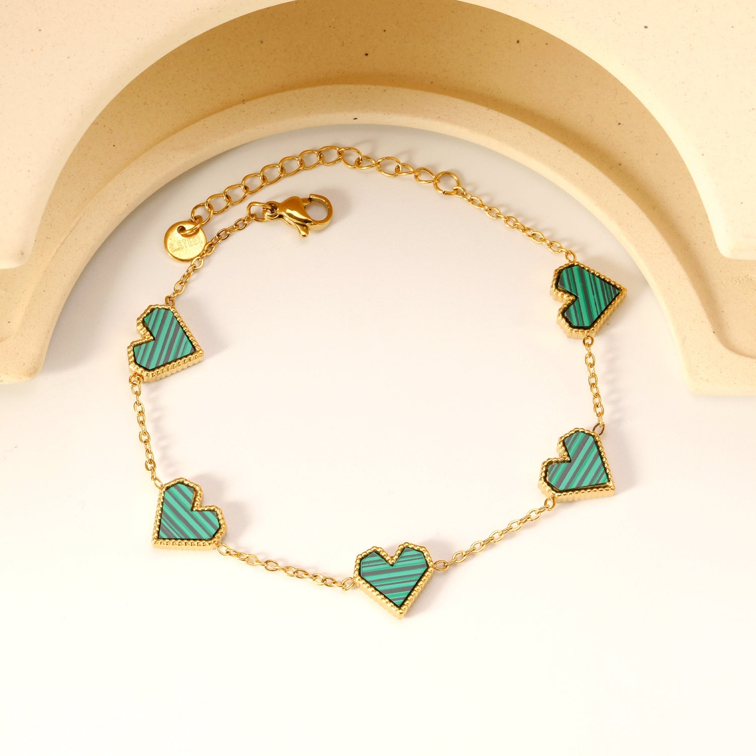 Hartvormige armband van acryl en schelp