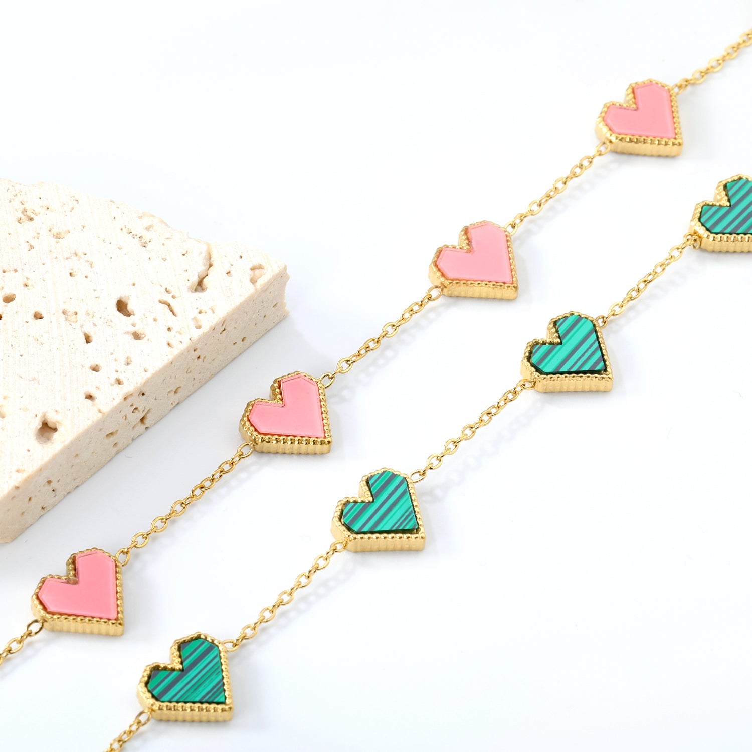 Hartvormige armband van acryl en schelp