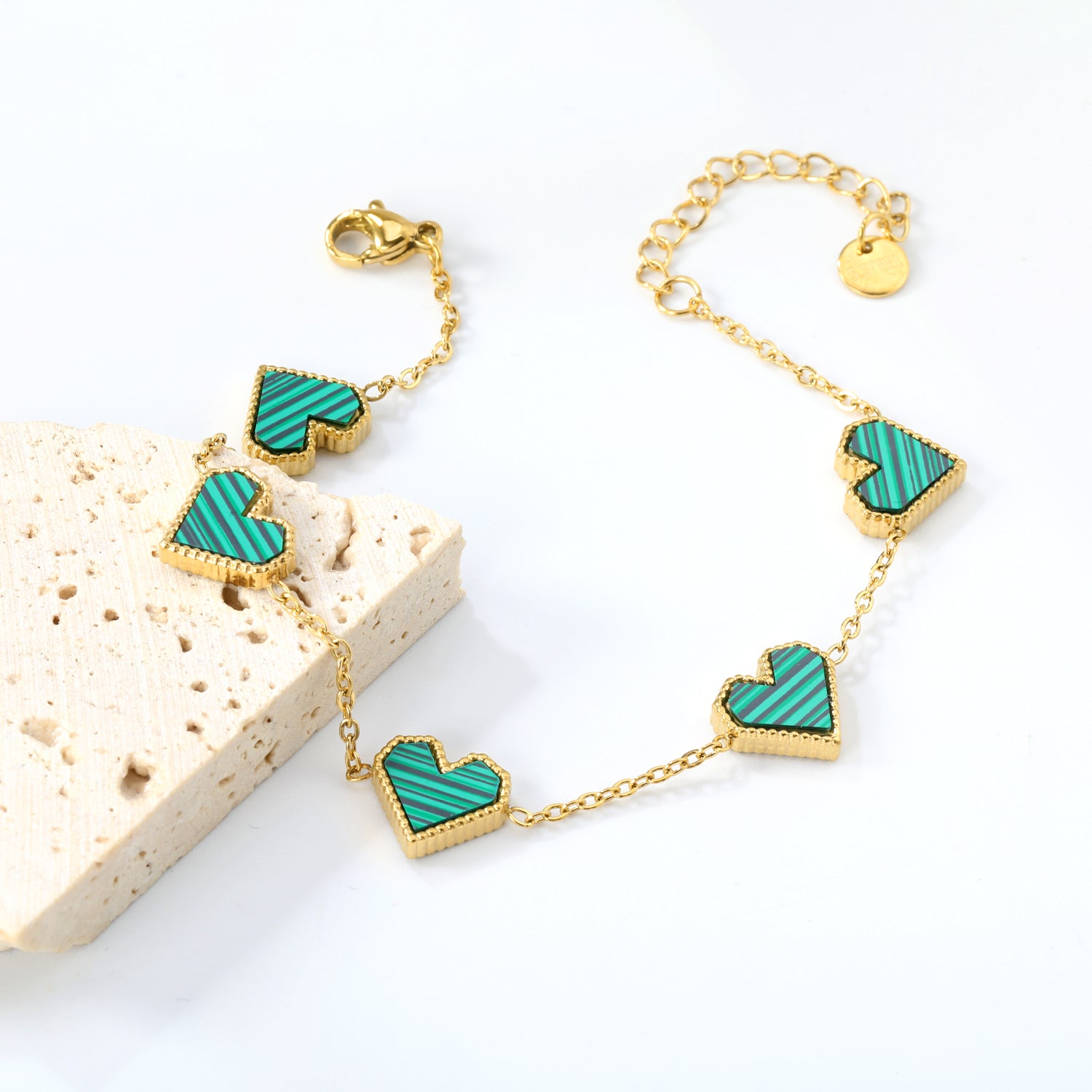 Hartvormige armband van acryl en schelp