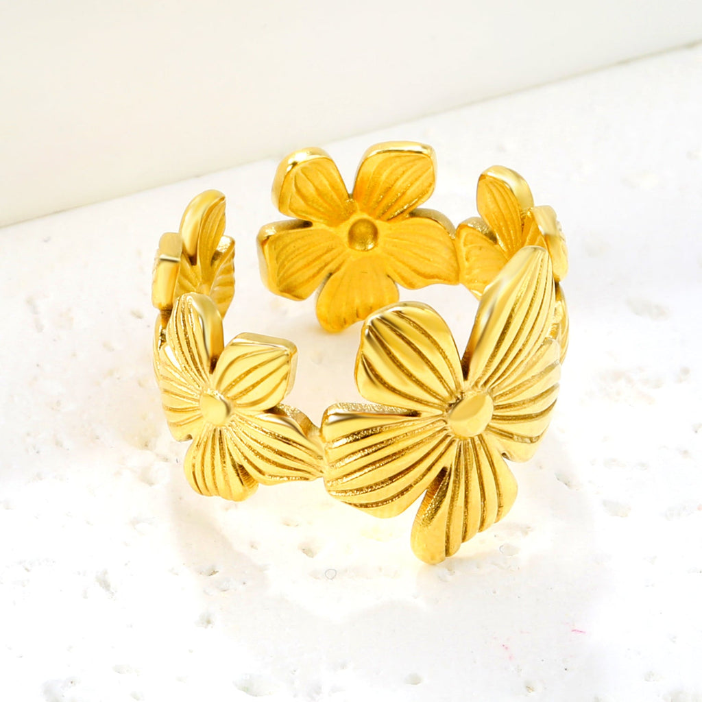Gouden ring met bloemenreliëf