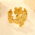 Gouden ring met bloemenreliëf