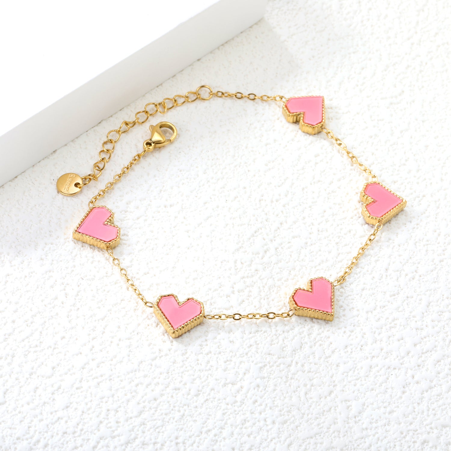 Hartvormige armband van acryl en schelp