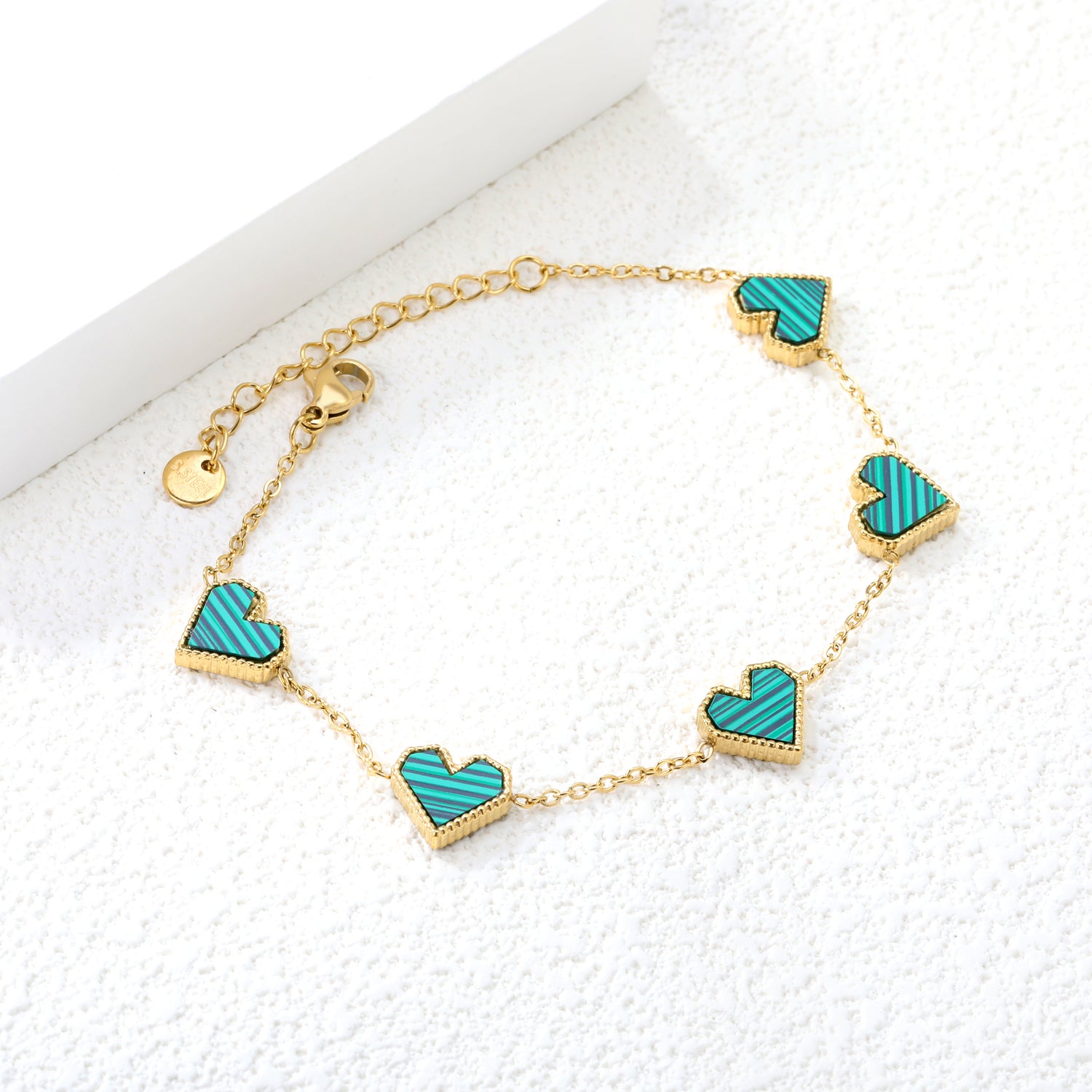 Hartvormige armband van acryl en schelp