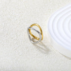 Tweekleurige gebogen in elkaar grijpende ring