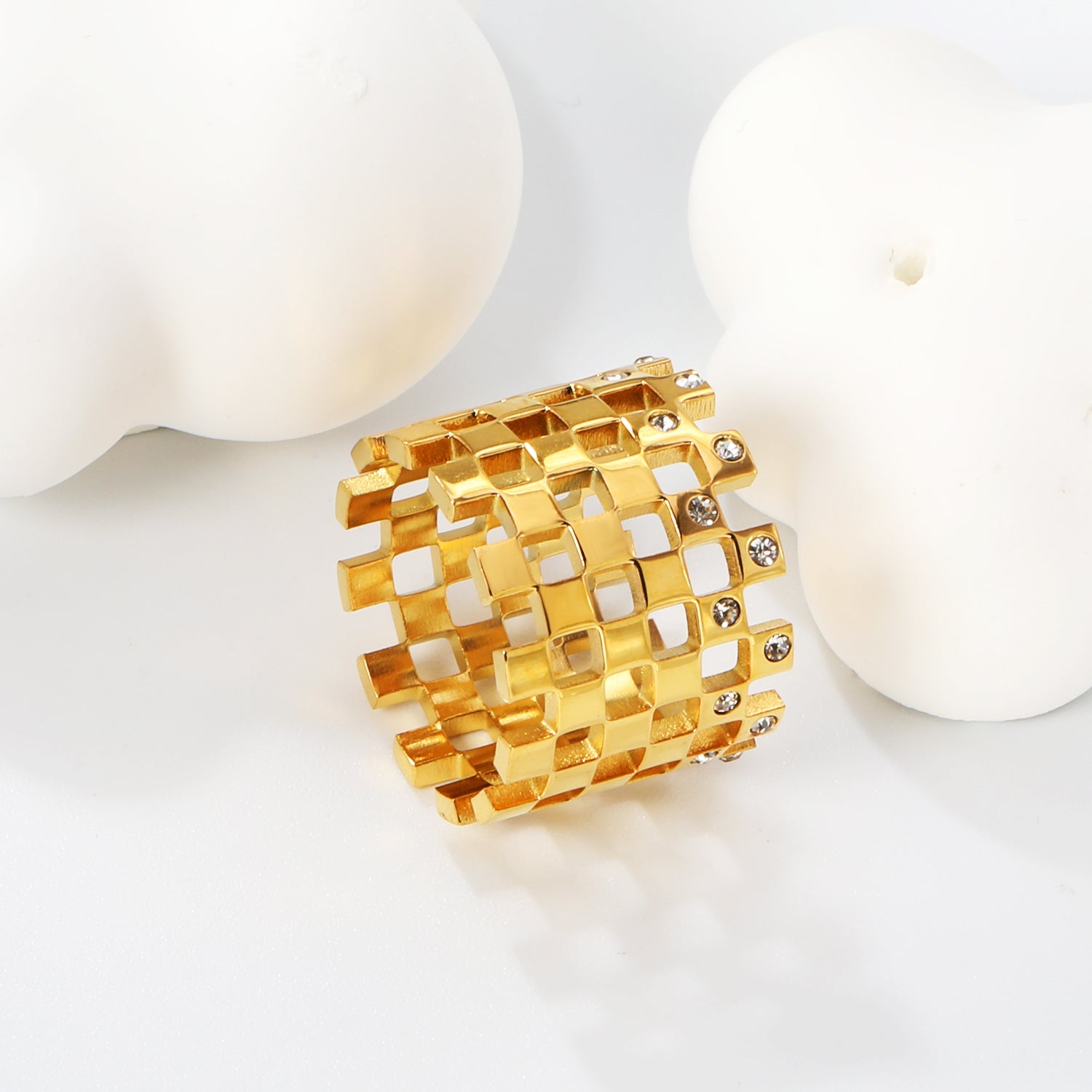 Ring met dunne, overdreven index en diamant