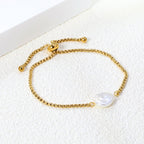 Bracelet en perles blanches dorées