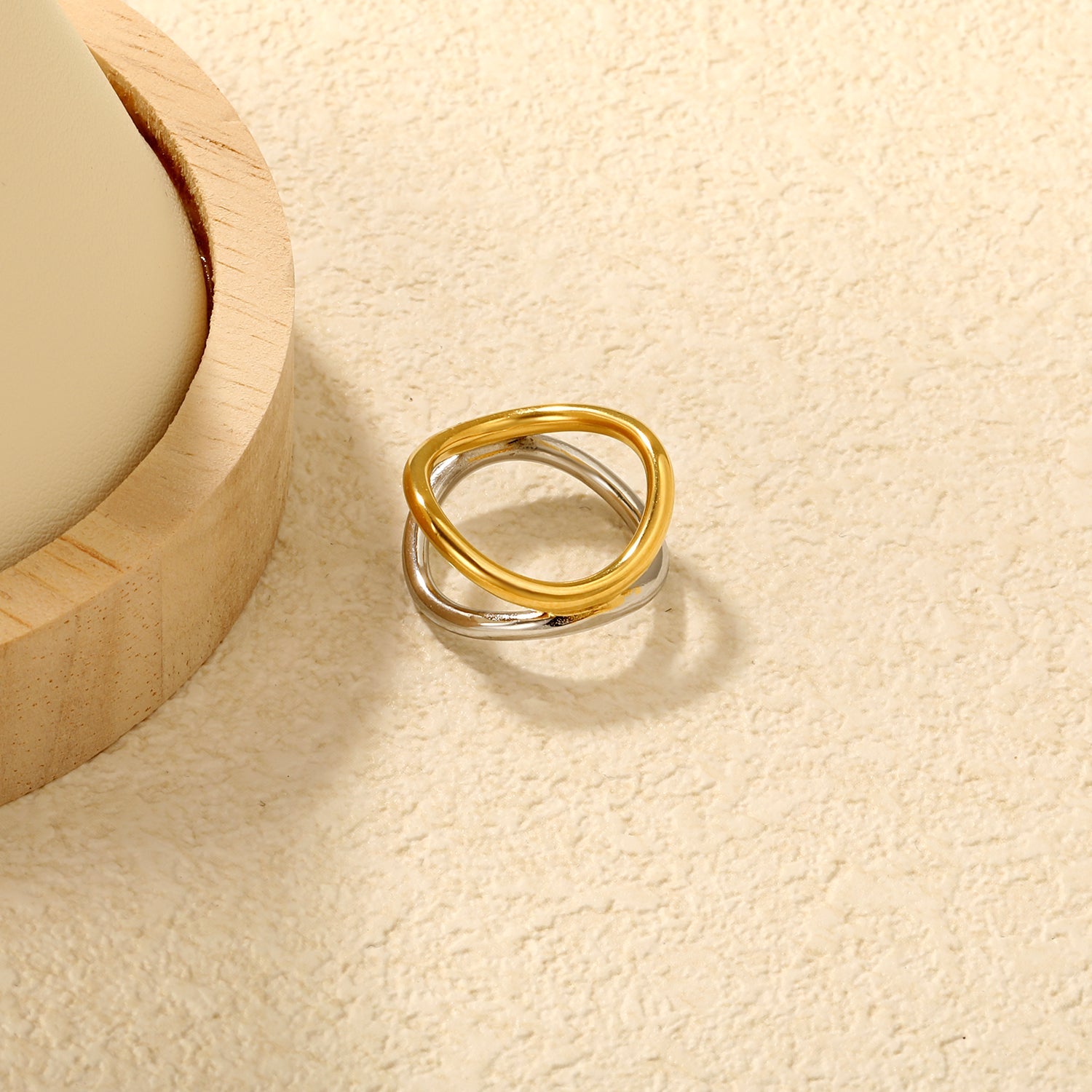 Tweekleurige gebogen in elkaar grijpende ring