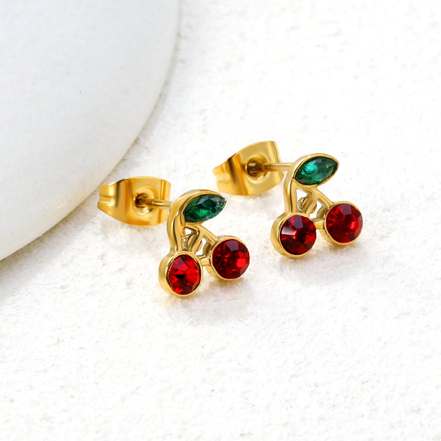 Kersengroene en witte diamanten oorbellen