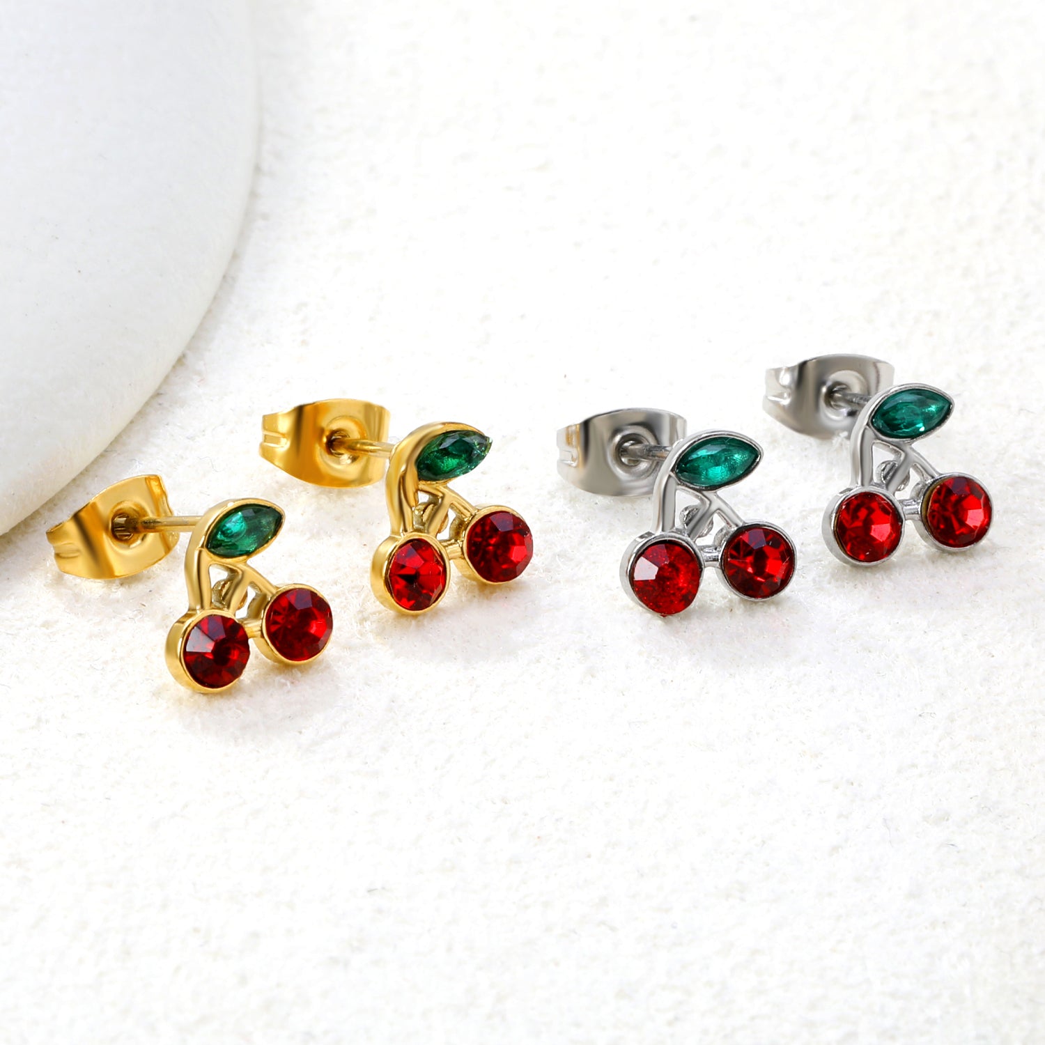 Kersengroene en witte diamanten oorbellen