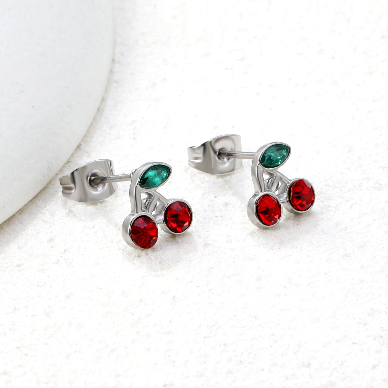 Kersengroene en witte diamanten oorbellen