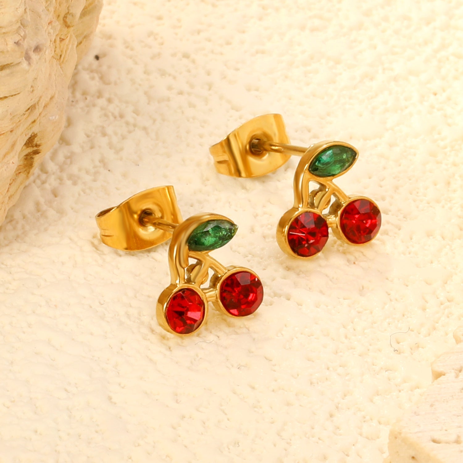 Kersengroene en witte diamanten oorbellen