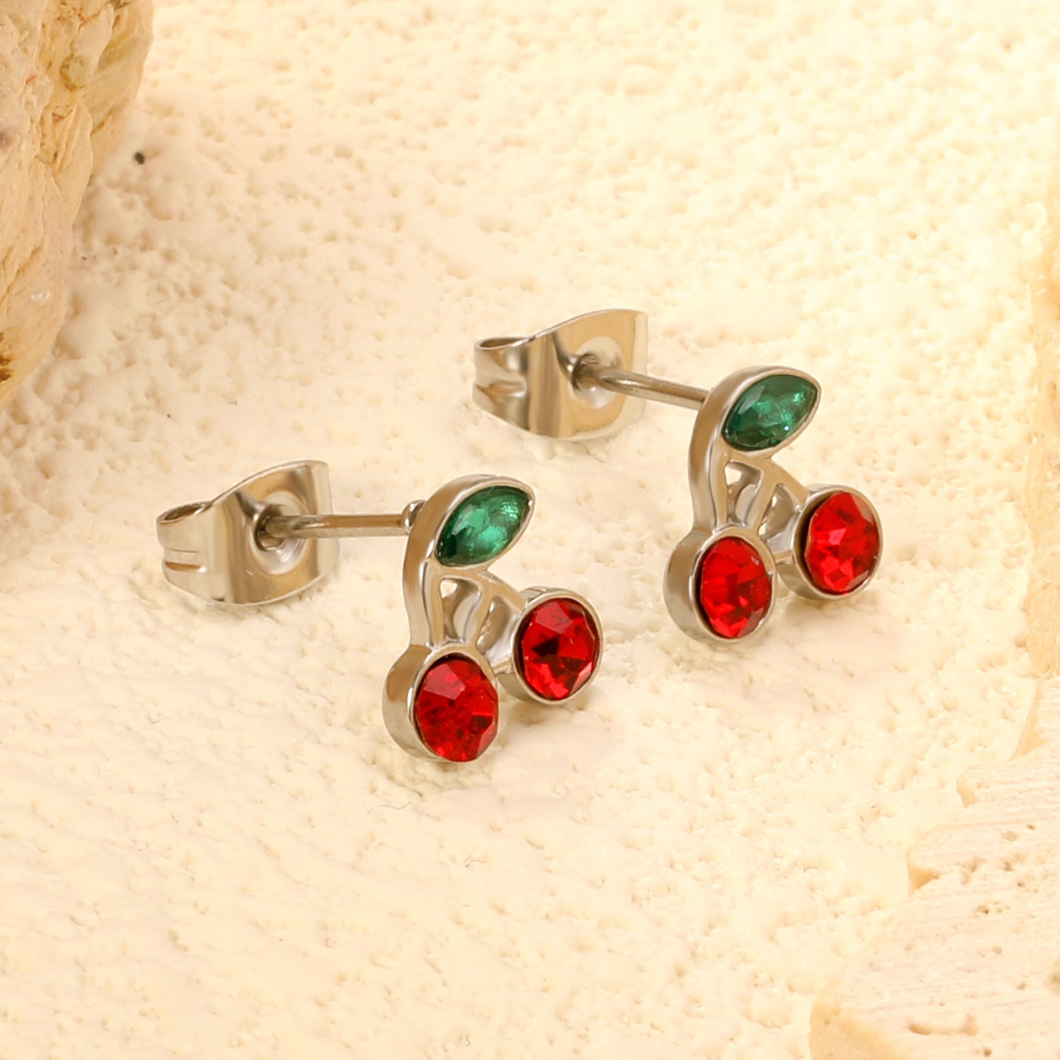 Kersengroene en witte diamanten oorbellen