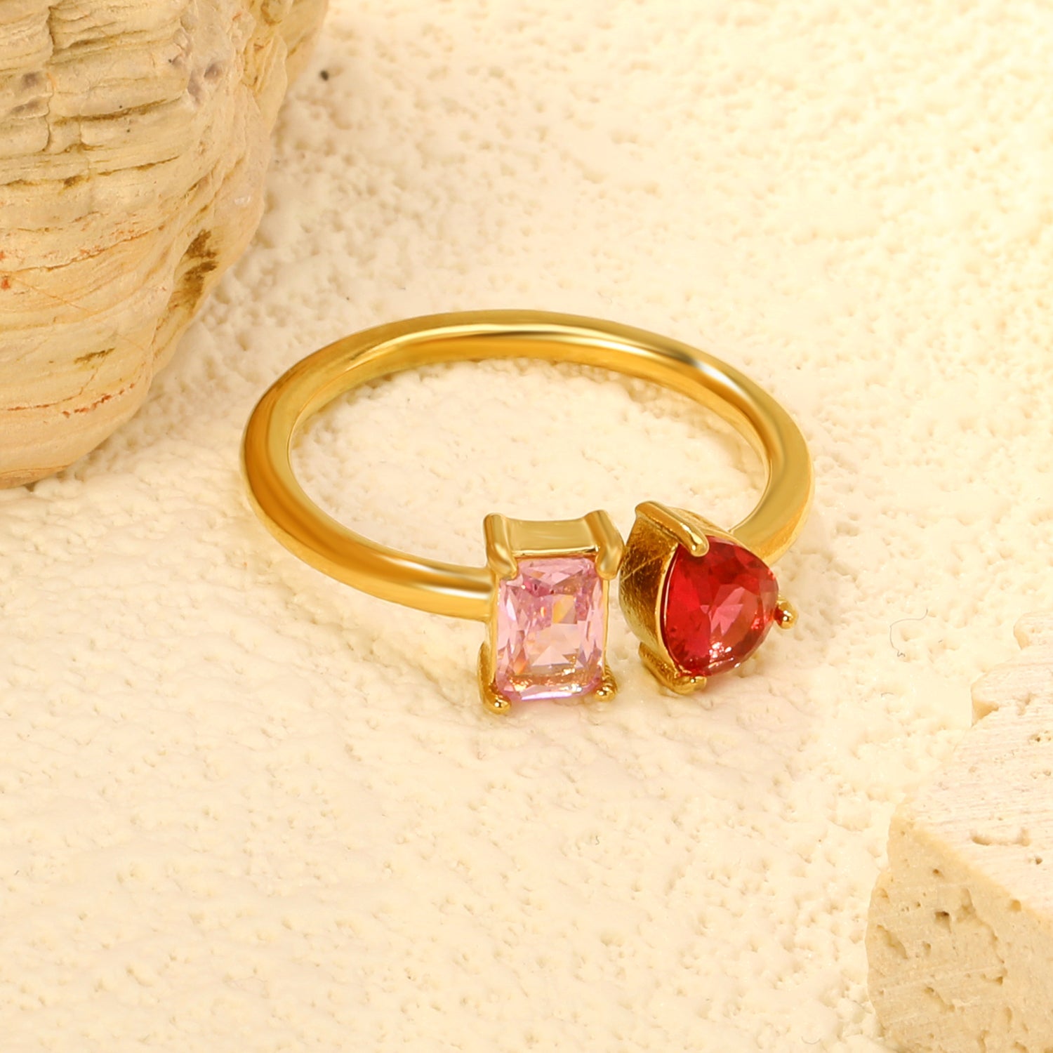 Gouden dubbele ring met veelkleurige edelstenen