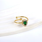 Traanvormige groene diamanten ring