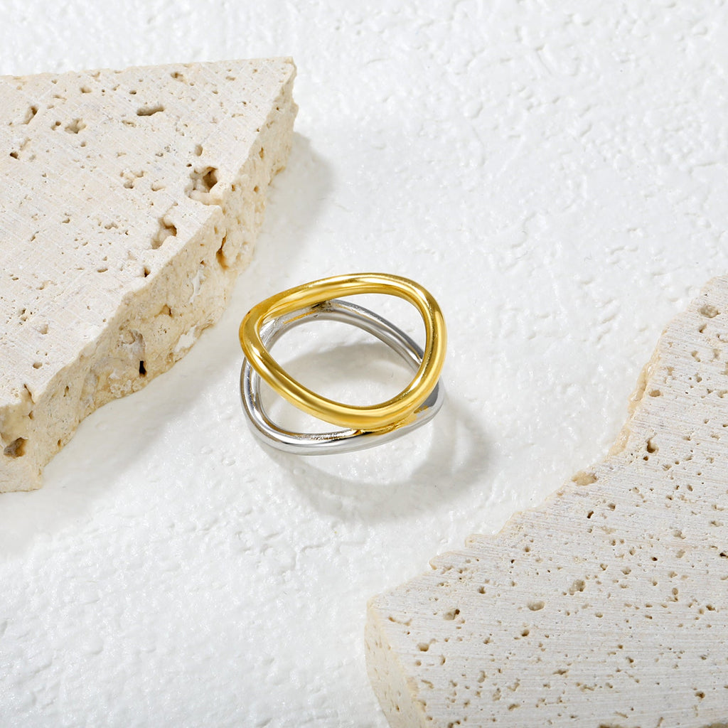 Tweekleurige gebogen in elkaar grijpende ring