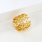 Ring met dunne, overdreven index en diamant