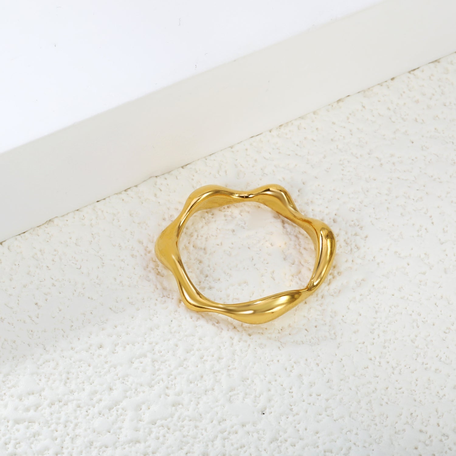 Onregelmatige glanzende golfring