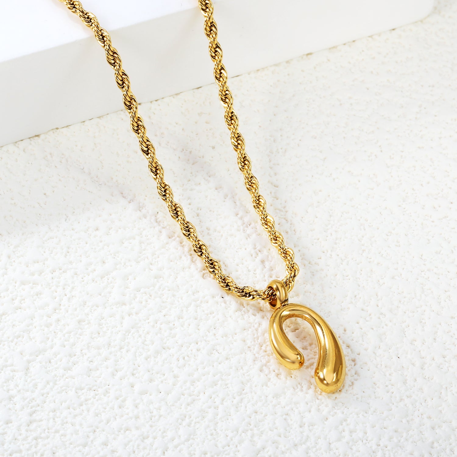 Lange en korte N-vormige hangerketting