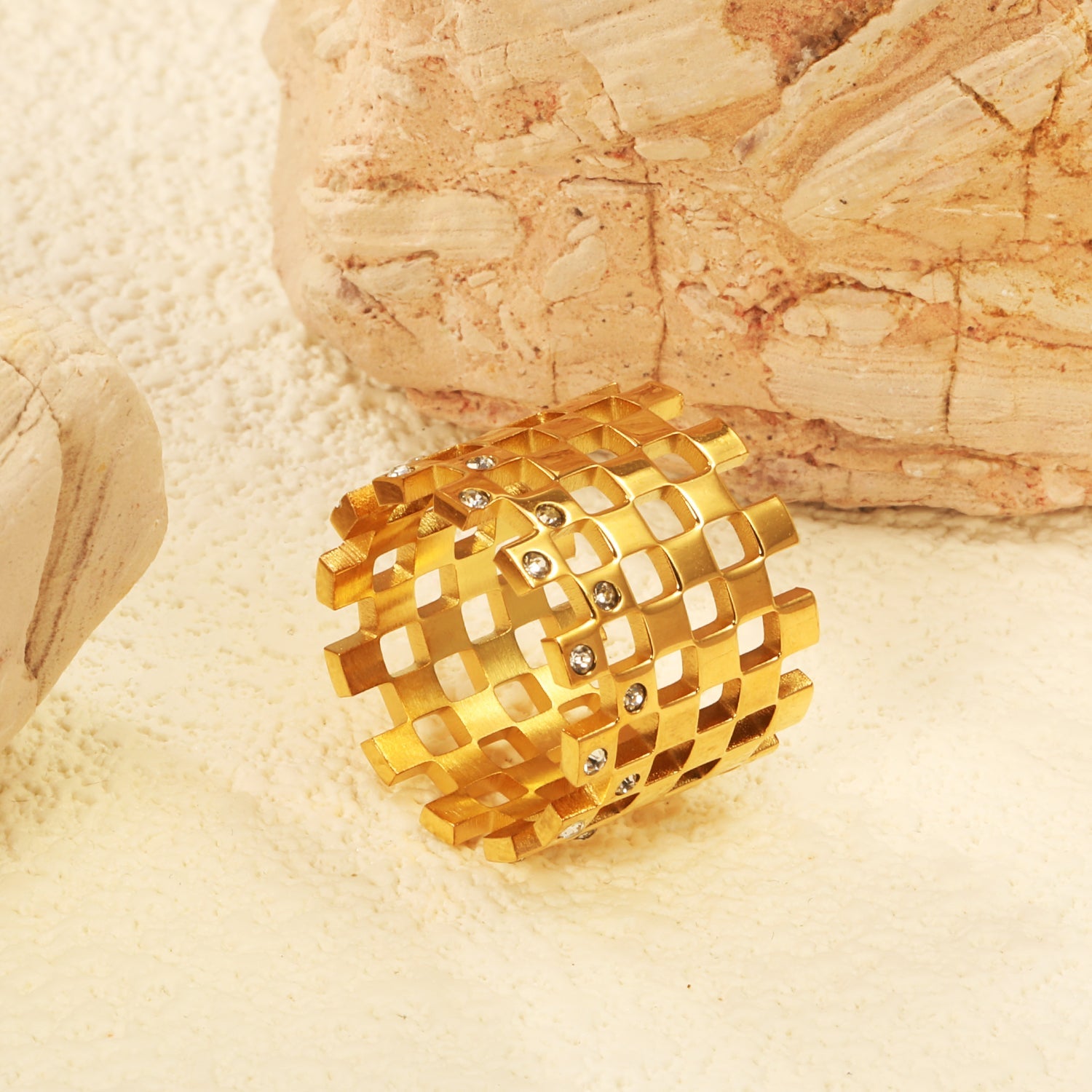 Ring met dunne, overdreven index en diamant