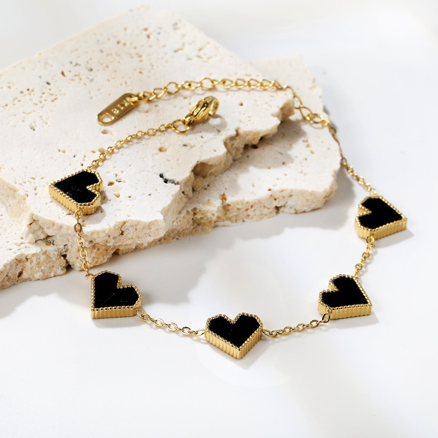 Hartvormige armband van acryl en schelp