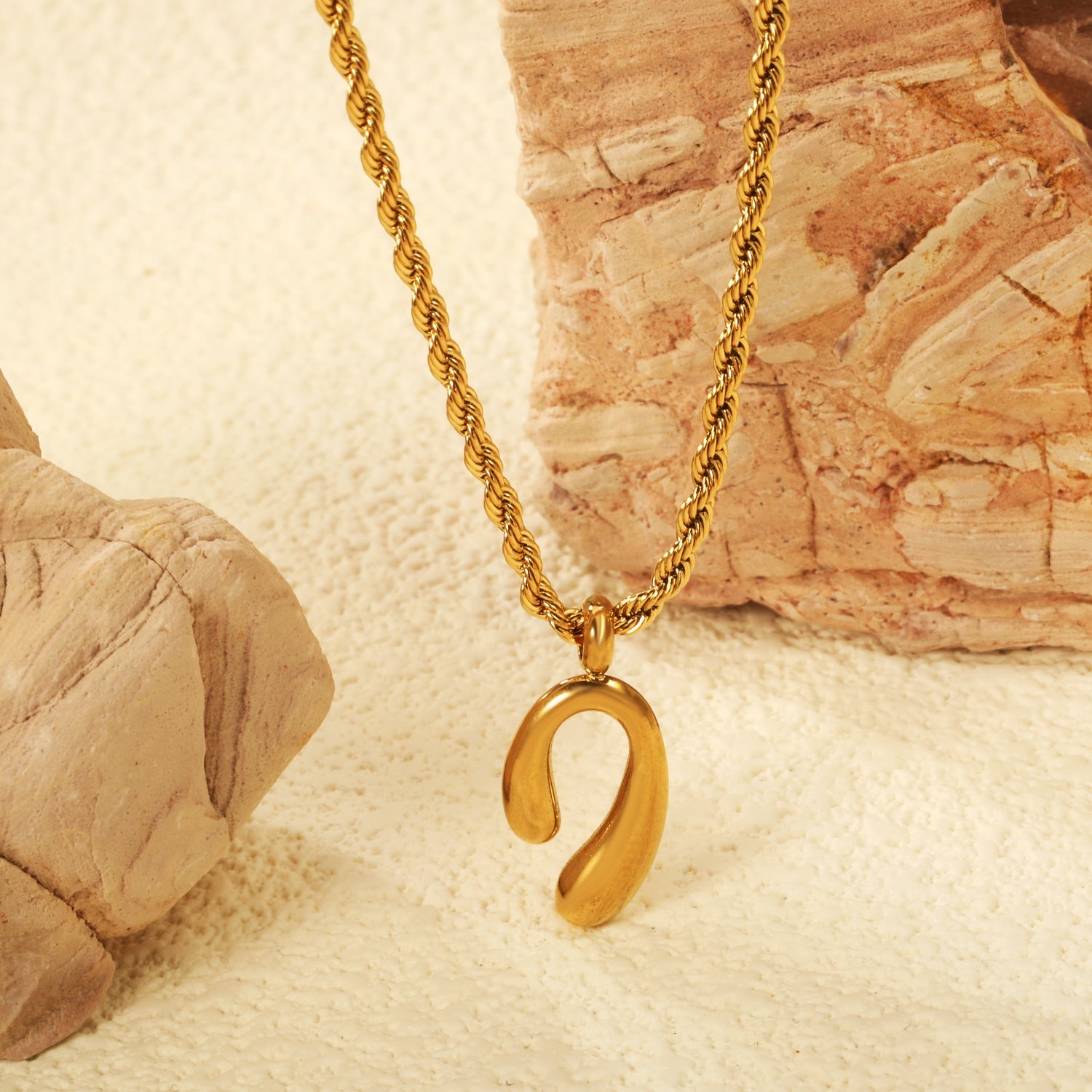 Lange en korte N-vormige hangerketting