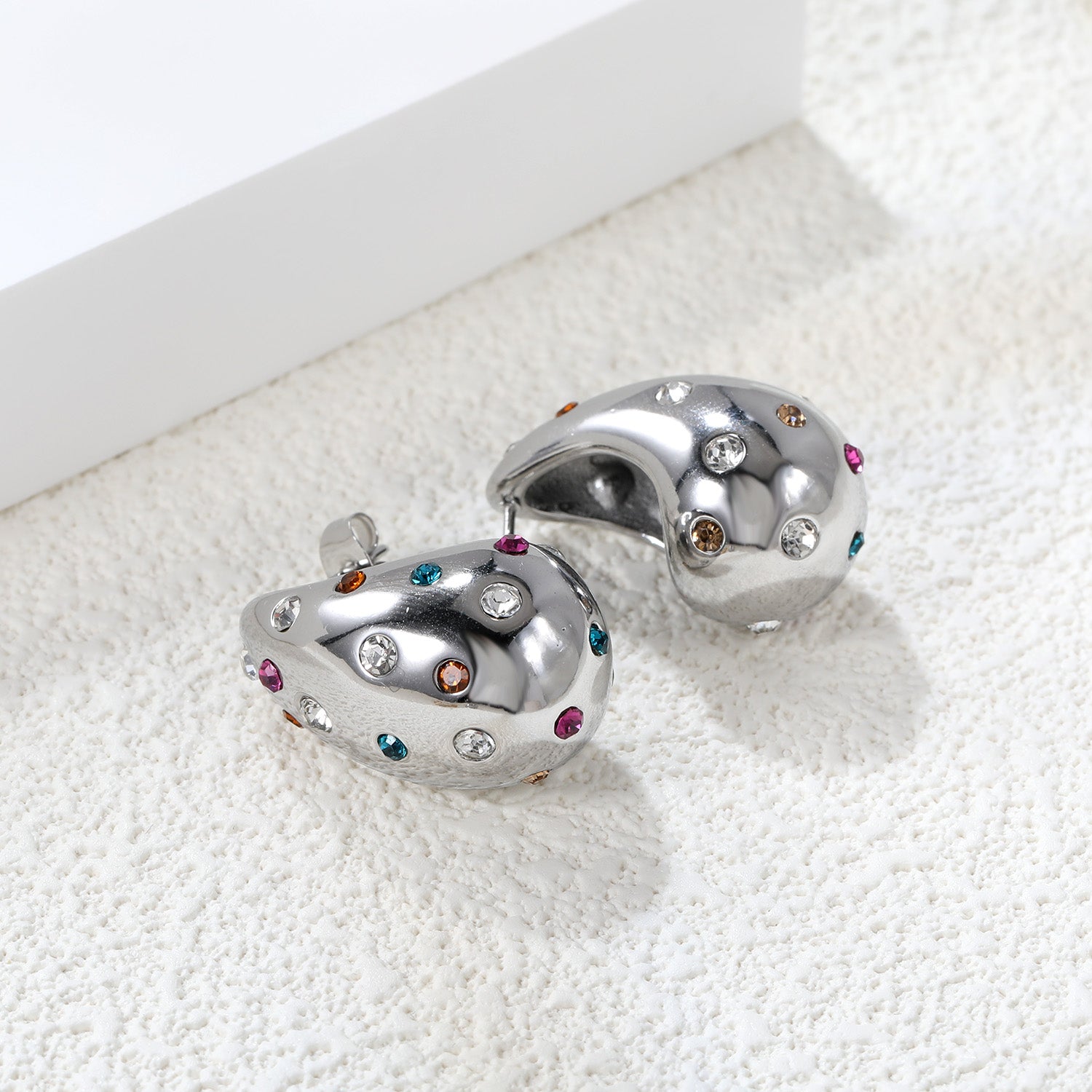 Druppelvormige holle oorbellen met witte diamanten