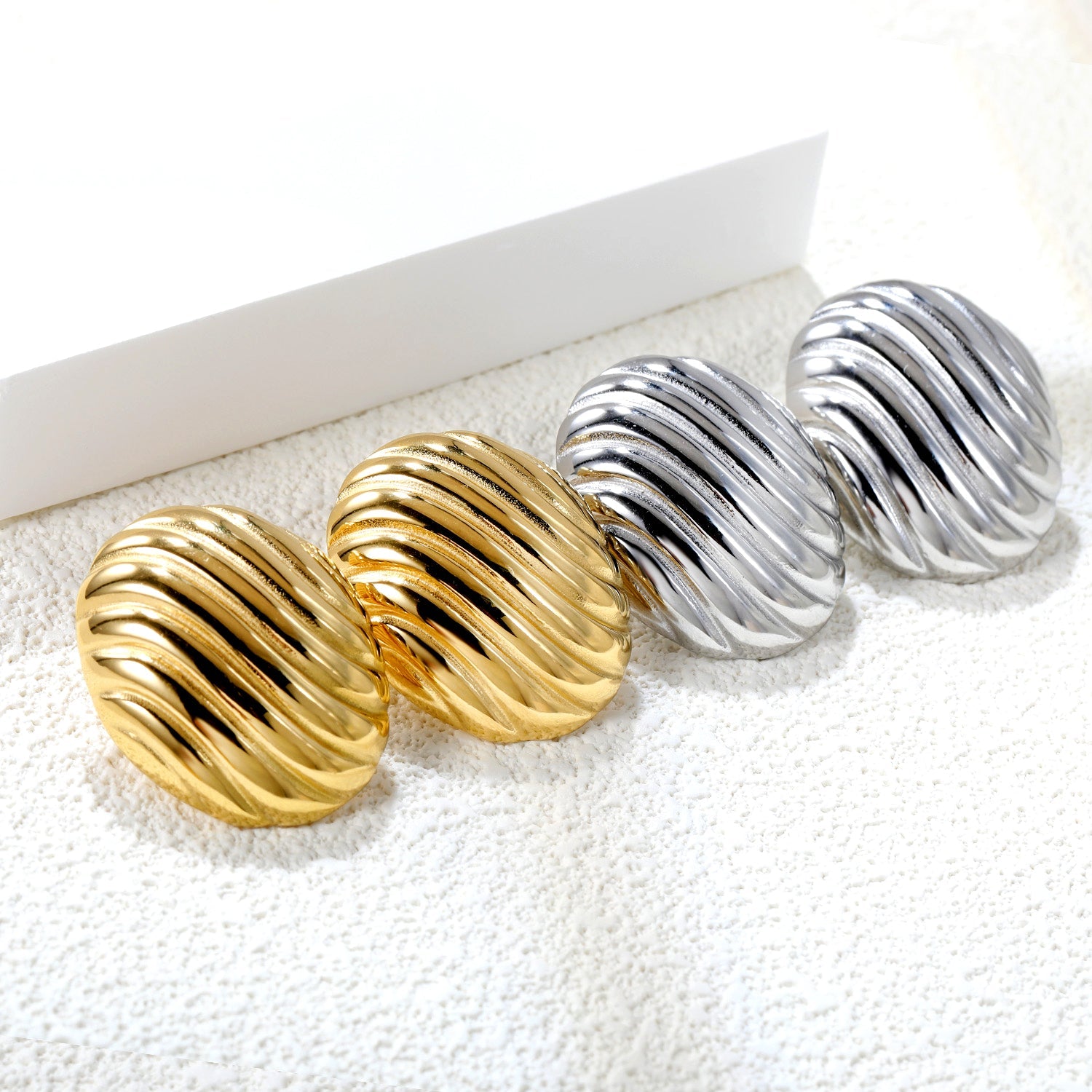 Ovale gestreepte goudkleurige oorbellen