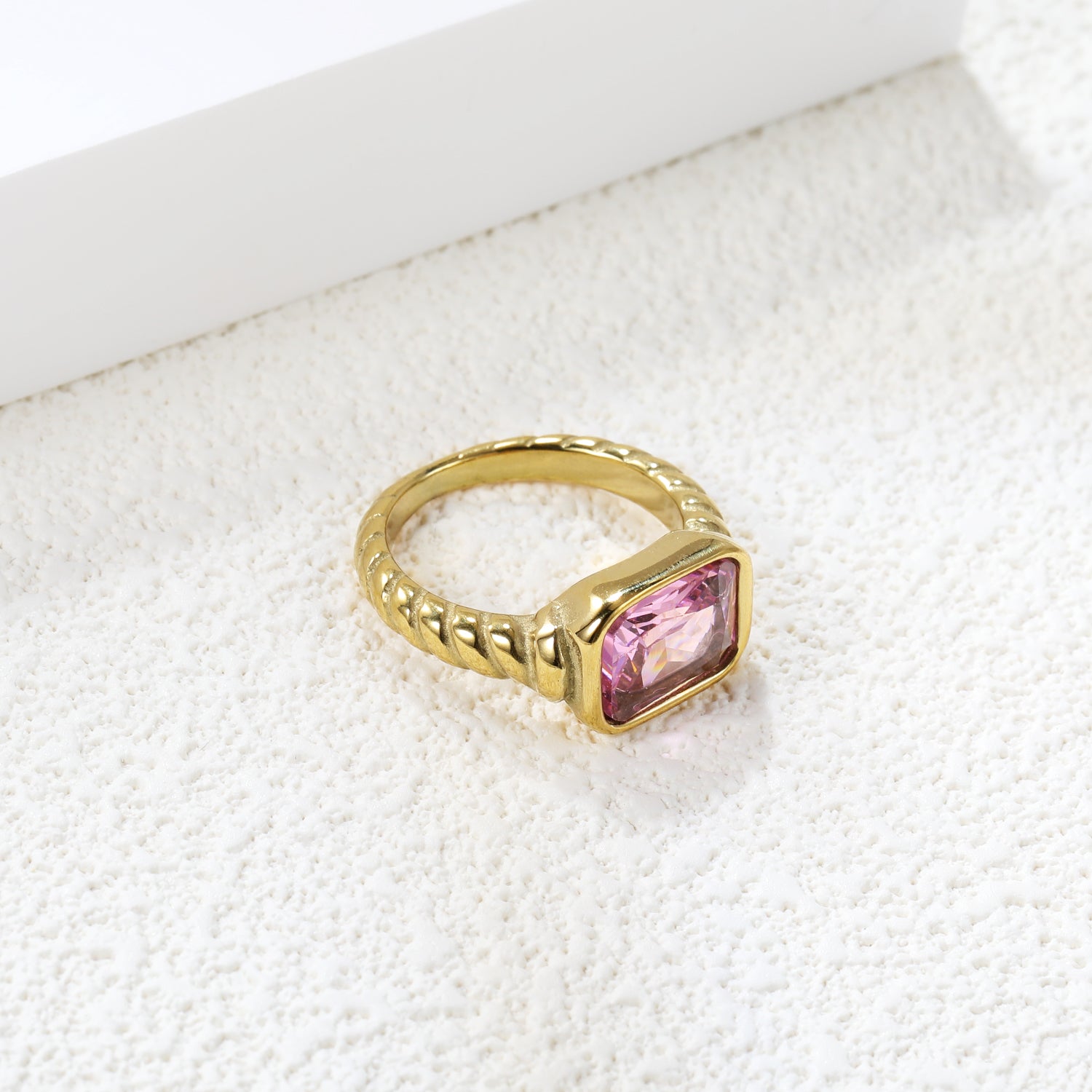 Oversized roze diamanten ring met schroefdraad