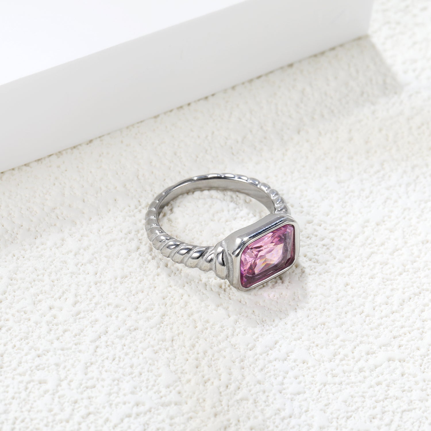 Oversized roze diamanten ring met schroefdraad
