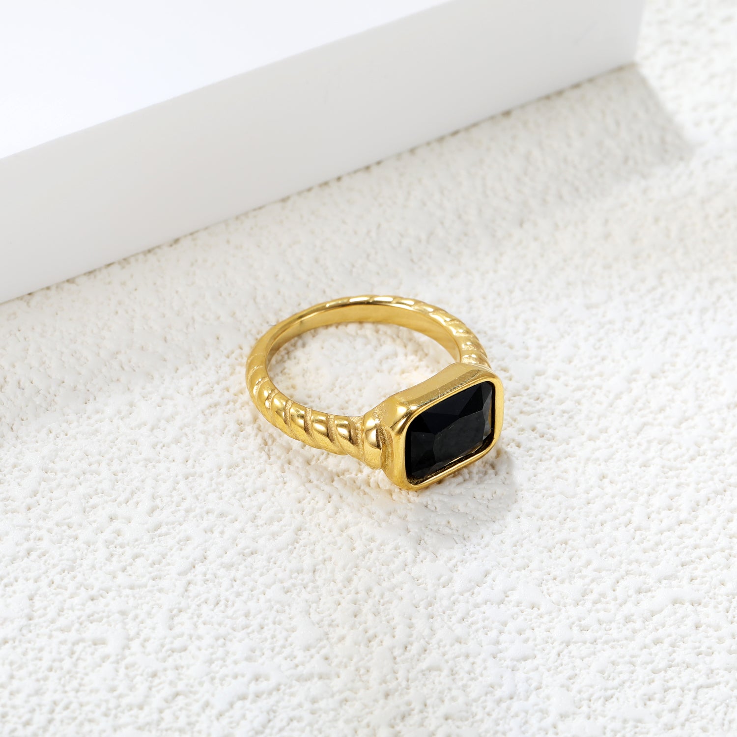 Oversized zwarte diamant ring met schroefdraad