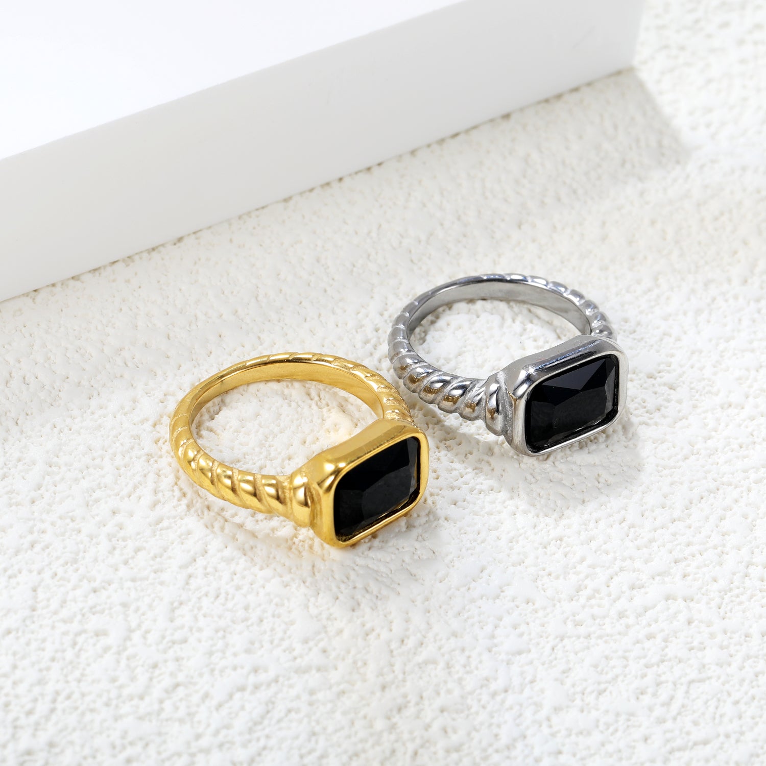 Oversized zwarte diamant ring met schroefdraad