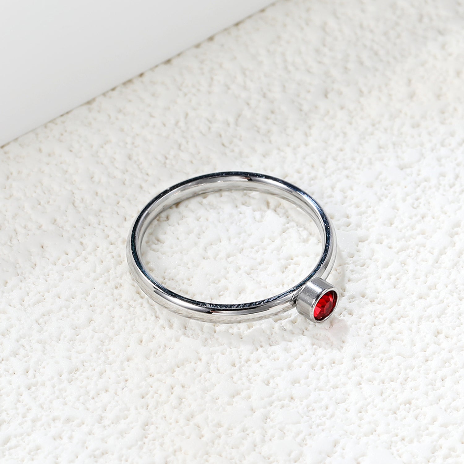 Minimalistische bandring met rode diamanten