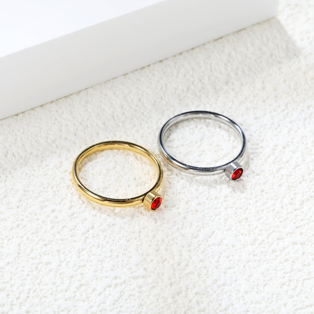 Minimalistische bandring met rode diamanten