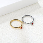 Minimalistische bandring met rode diamanten