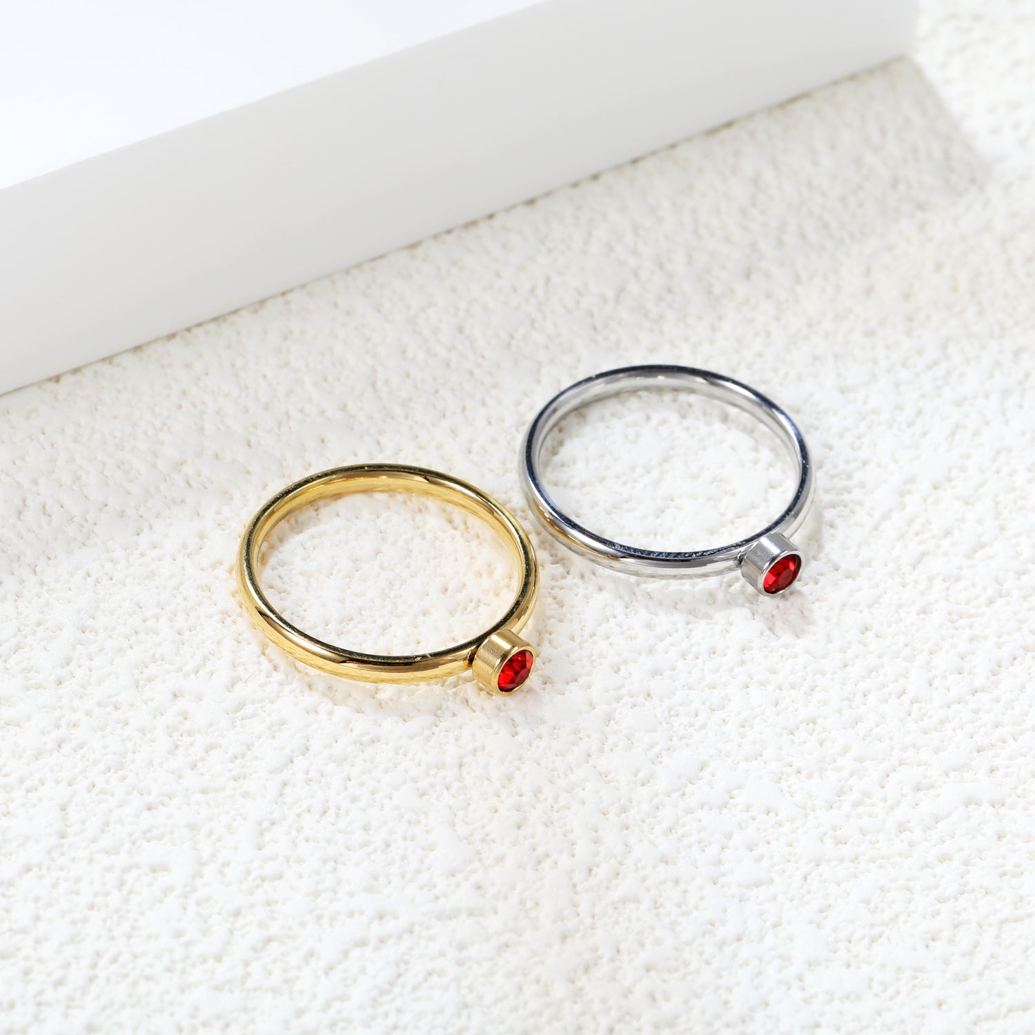 Minimalistische bandring met rode diamanten