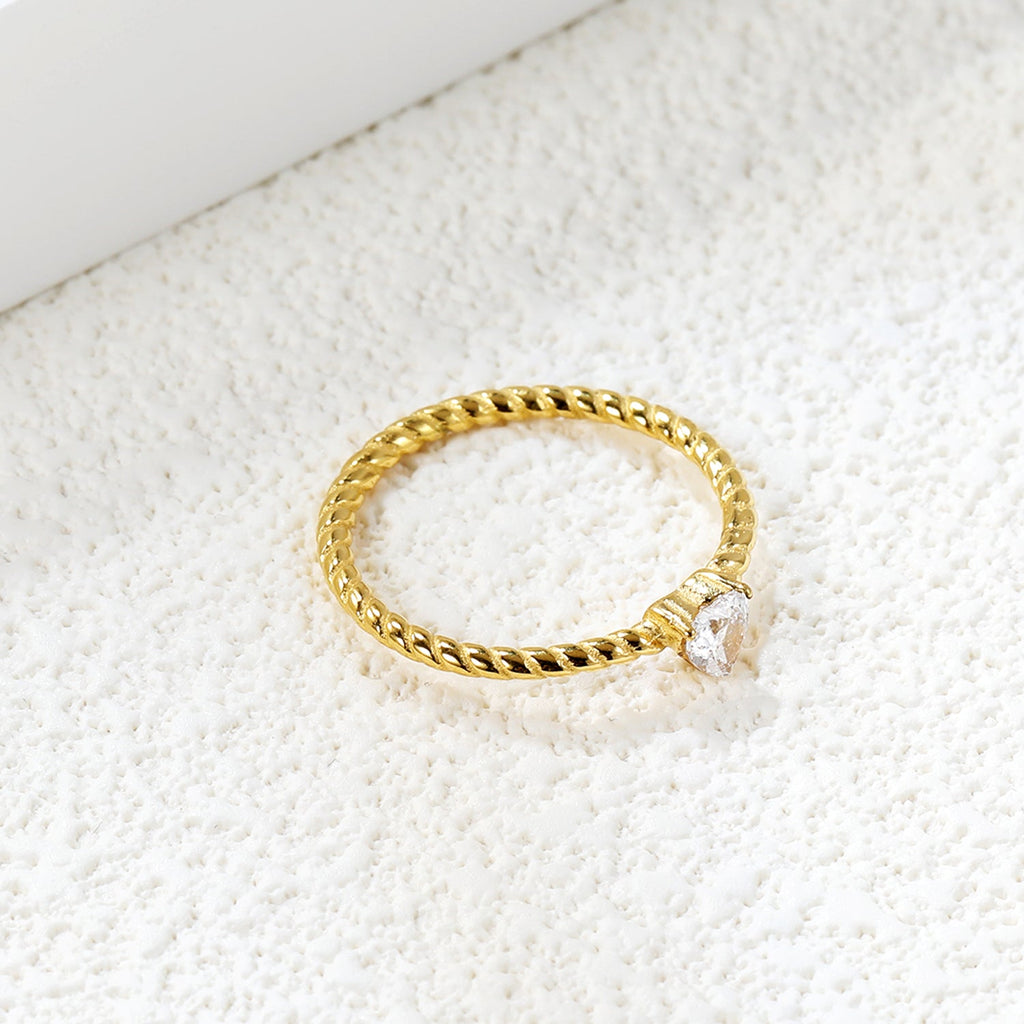 Witte driehoekige diamant twist band ring