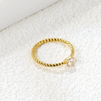 Witte driehoekige diamant twist band ring