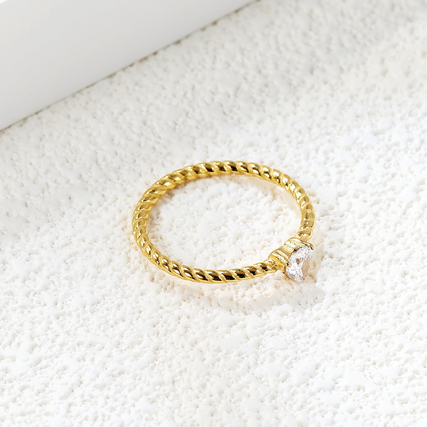 Witte driehoekige diamant twist band ring