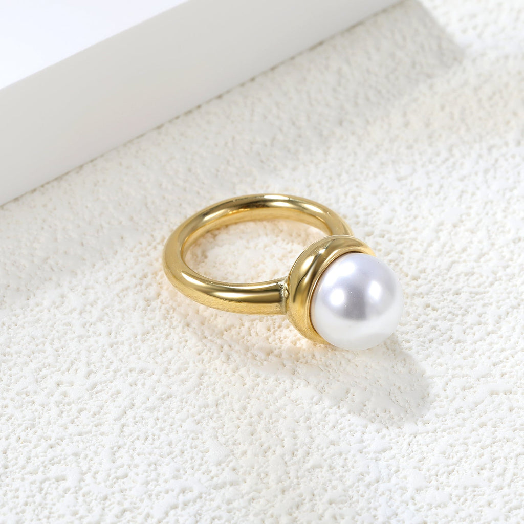 Minimalistische bandring met grote witte parels