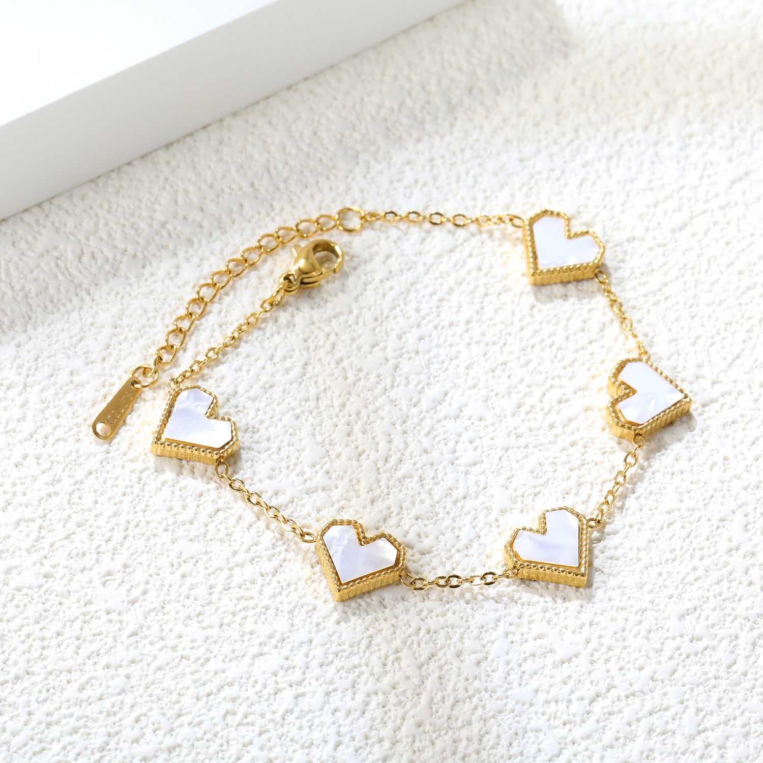 Hartvormige armband van acryl en schelp